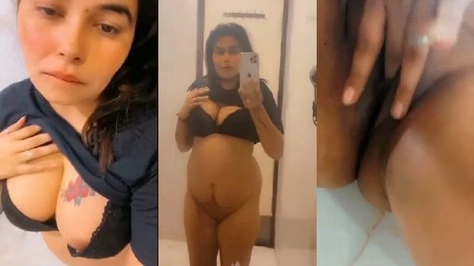 Big-ass chick’s Hindi Sexy Bf fingers